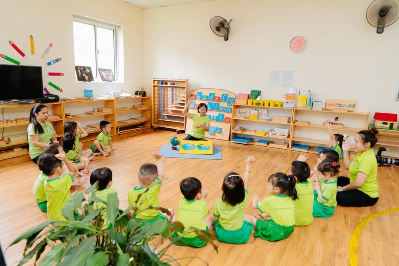 Lớp học hệ Montessori luôn đặt trẻ em vào vị trí trung tâm của mọi hoạt động khám phá.