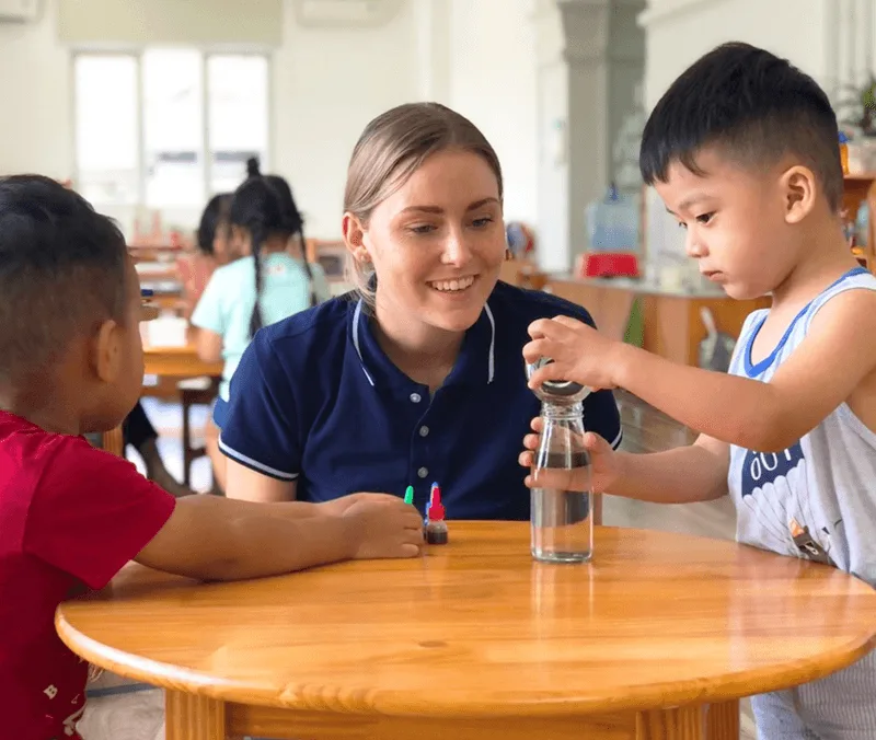 Trẻ rèn luyện sự khéo léo và tính tự lập thông qua các bài học thực tế hàng ngày.