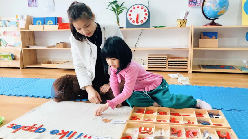 Học toán bằng giáo cụ trực quan giúp trẻ dễ dàng tiếp thu các khái niệm trừu tượng.