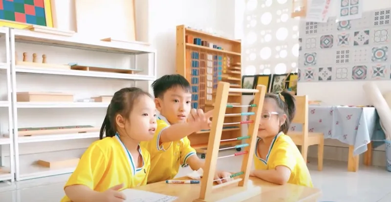 Mô hình trộn lẫn lứa tuổi tạo môi trường tuyệt vời giúp trẻ phát triển trí thông minh cảm xúc.
