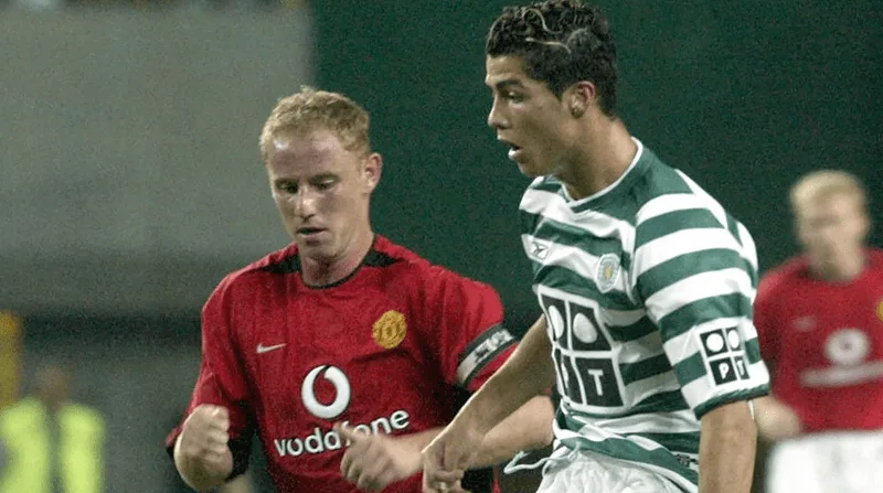 Cậu thiếu niên 18 tuổi Cristiano Ronaldo trong màu áo số 28 tại Sporting Lisbon, nơi khởi đầu của một huyền thoại.