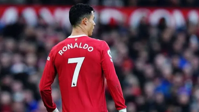 Bước ngoặt vĩ đại tại Old Trafford khi Sir Alex Ferguson trao cho Ronaldo chiếc áo số 7 huyền thoại của Quỷ Đỏ.