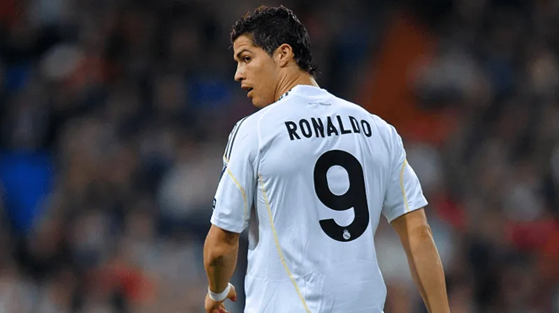 Ronaldo ra mắt Real Madrid với chiếc áo số 9 vào năm 2009 trước khi chính thức tiếp quản lại số 7 từ đàn anh Raul.