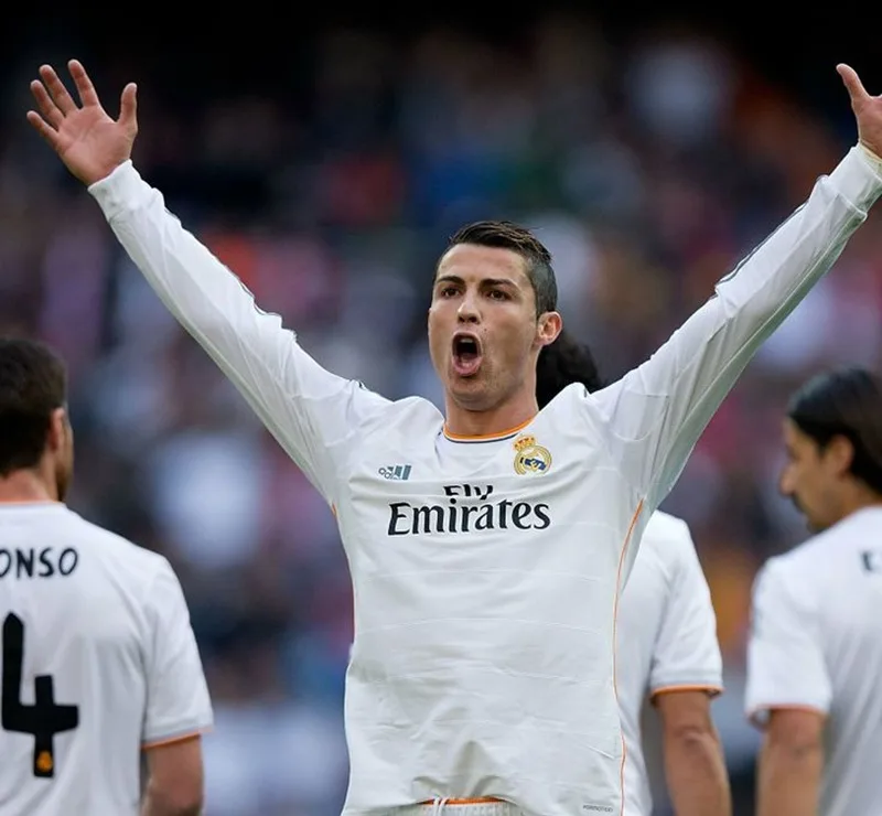 Thương hiệu CR7 trở thành biểu tượng thống trị tuyệt đối châu Âu với hàng loạt danh hiệu Champions League cao quý cùng Real Madrid.